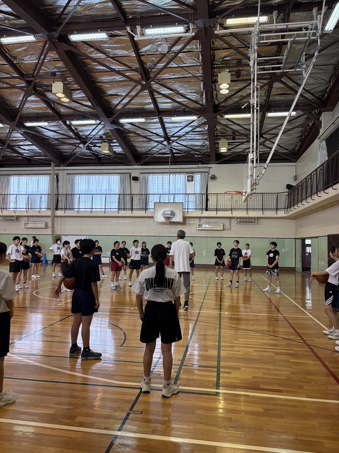 Team Hustleの練習で指導を受ける選手たち