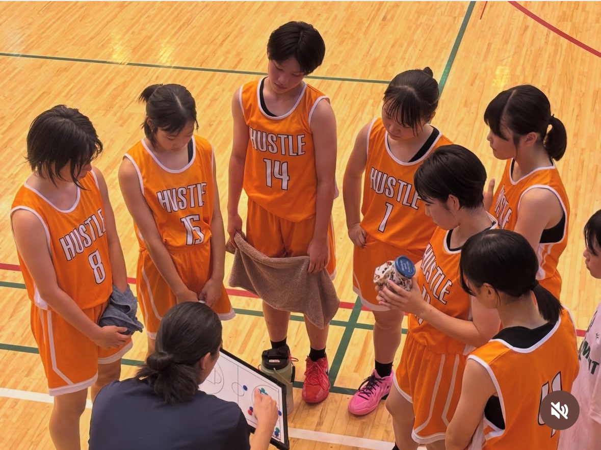 試合中にコーチの説明を聞くTeam Hustleの選手たち
